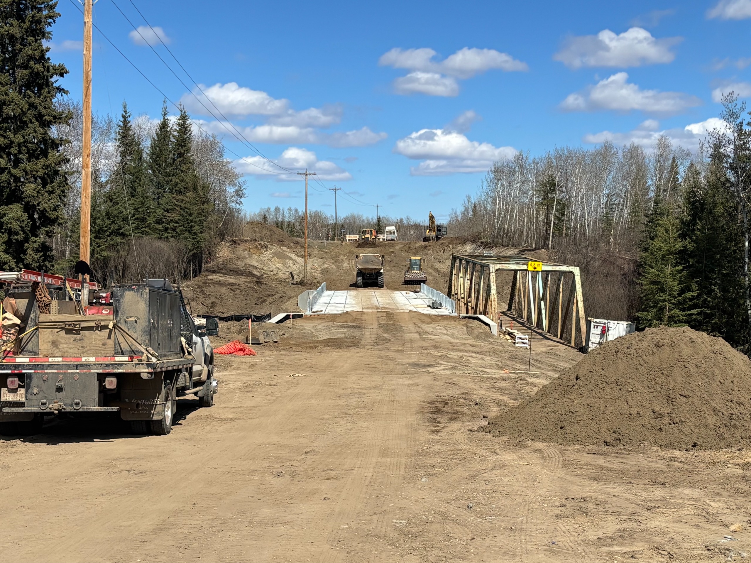 Photo showing work on the new Victoria Trail Bridge