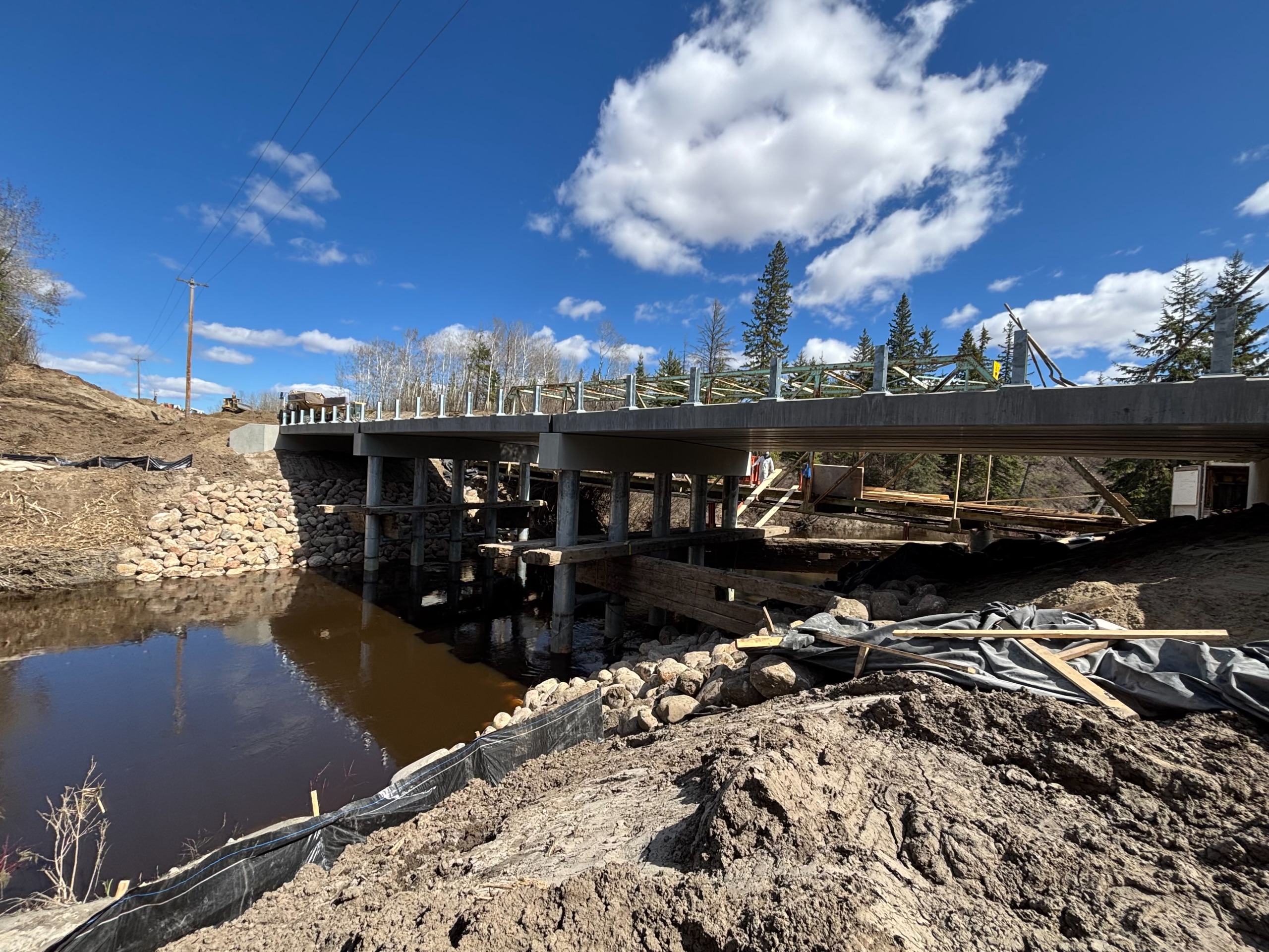 Photo showing work on the new Victoria Trail Bridge